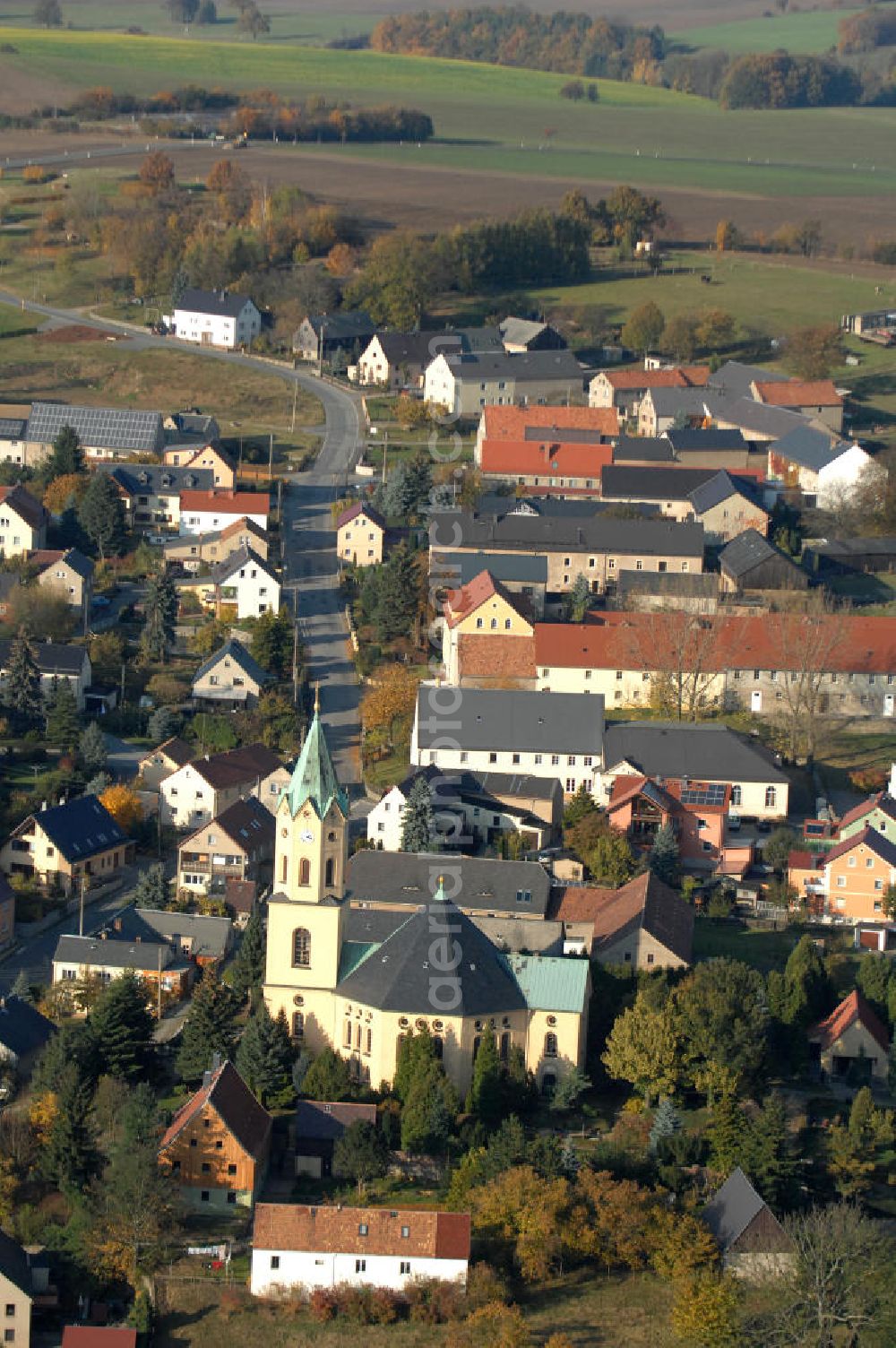 Aerial photograph Lichtenberg (Lausitz) - Blick auf die Dorfkirche / Lichtenberger Kirche / Kirche zu Lichtenberg an der Mittelbacher Straße in der Westlausitz. Erbaut wurde die Kirche von 1840-1841 im byzantinisch-historisierenden Stil nach den Plänen des Architekten Ernst Hermann Arndt und durch den Lößnitz-Baumeister Christian Gottlieb Ziller.