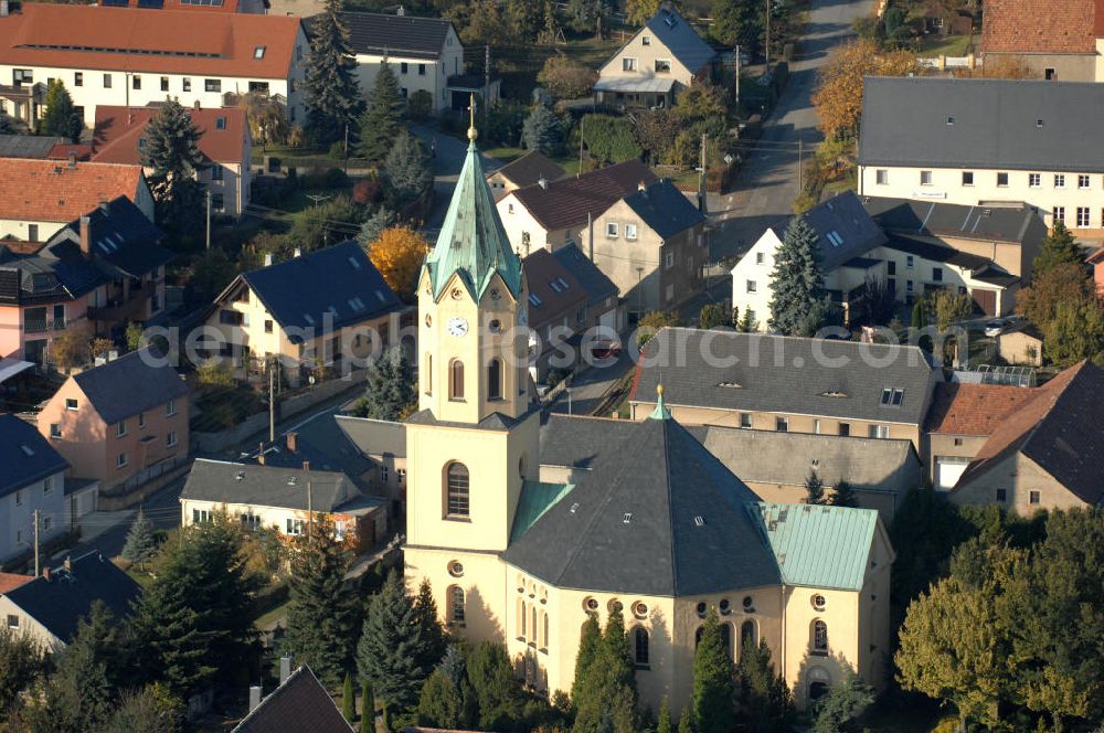 Lichtenberg (Lausitz) from above - Blick auf die Dorfkirche / Lichtenberger Kirche / Kirche zu Lichtenberg an der Mittelbacher Straße in der Westlausitz. Erbaut wurde die Kirche von 1840-1841 im byzantinisch-historisierenden Stil nach den Plänen des Architekten Ernst Hermann Arndt und durch den Lößnitz-Baumeister Christian Gottlieb Ziller.