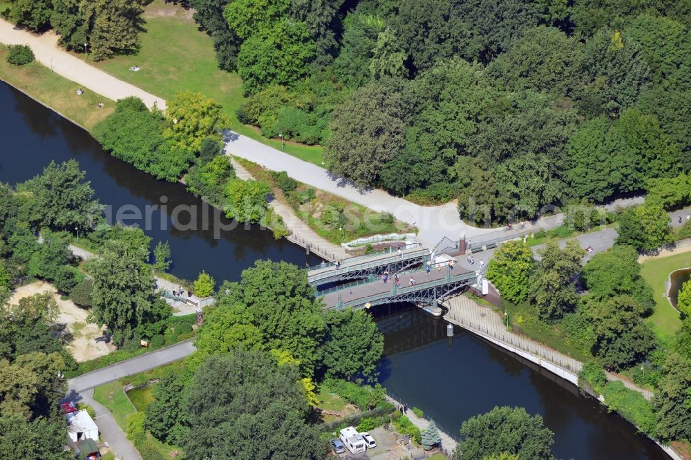 Aerial photograph Berlin - The bridge Lichtensteinbrücke and the footbridge Rosa-Luxemburg-Steg over the canal Landwehrkanal in Berlin-Tiergarten