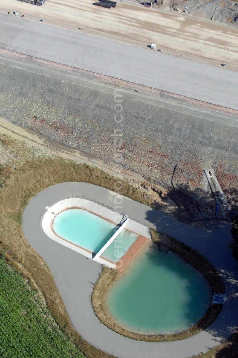 Madelungen from the bird's eye view: lick auf ein Regenrückhaltebecken nahe der Brücke welche über die A4 führt, südlich von Madelungen. Der Neubau ist Teil des Projekt Nordverlegung / Umfahrung Hörselberge der Autobahn E40 / A4 in Thüringen bei Eisenach. Durchgeführt werden die im Zuge dieses Projektes notwendigen Arbeiten unter an derem von den Mitarbeitern der Niederlassung Weimar der EUROVIA Verkehrsbau Union sowie der Niederlassungen Abbruch und Erdbau, Betonstraßenbau, Ingenieurbau und TECO Schallschutz der EUROVIA Beton sowie der DEGES.