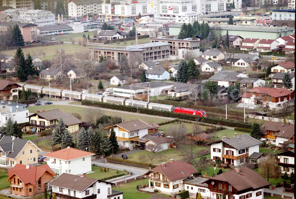  from the bird's eye view: LIDL - Logistikzug auf der Strecke Lambach - Villach in Österreich.