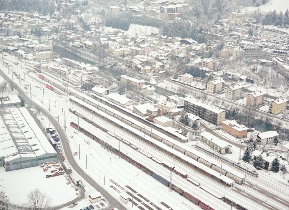  from the bird's eye view: LIDL - Logistikzug auf der Strecke Lambach - Villach in Österreich.