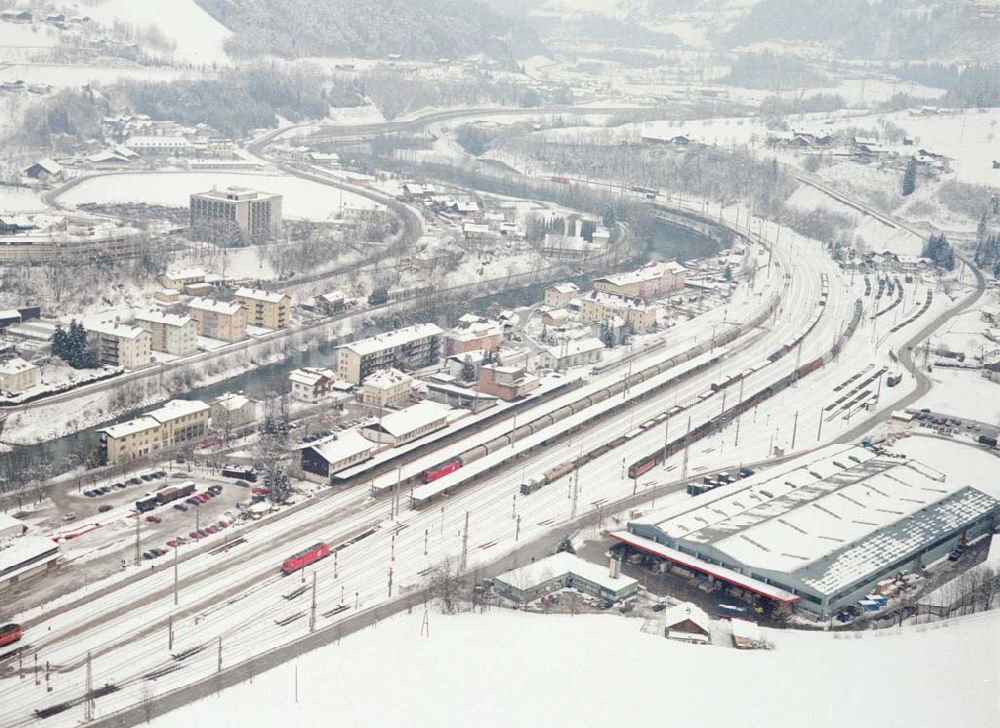  from the bird's eye view: LIDL - Logistikzug auf der Strecke Lambach - Villach in Österreich.