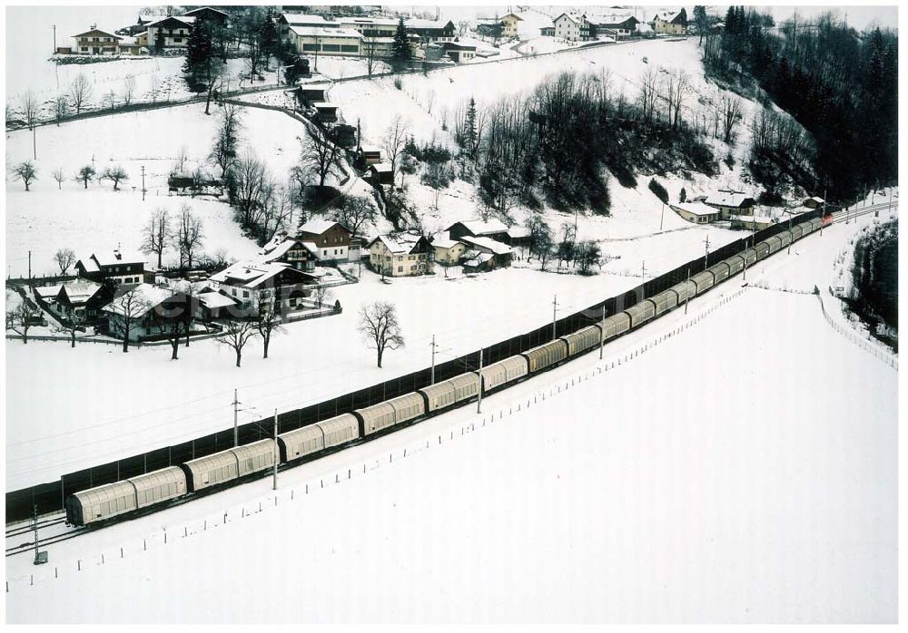  from above - LIDL - Logistikzug auf der Strecke Lambach - Villach in Österreich.