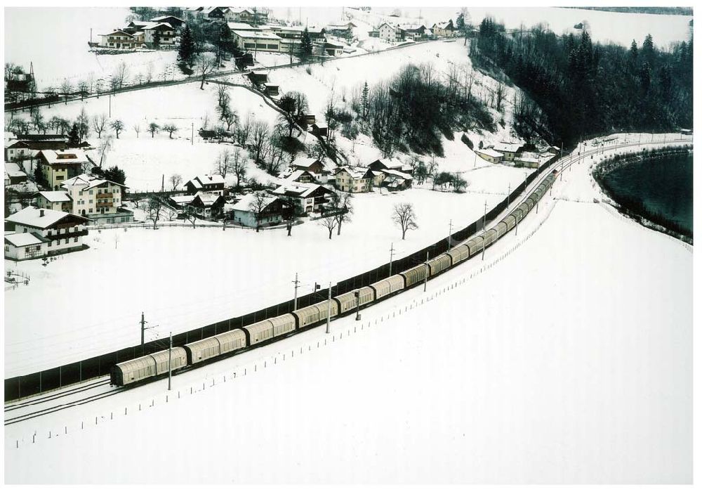  from the bird's eye view: LIDL - Logistikzug auf der Strecke Lambach - Villach in Österreich.