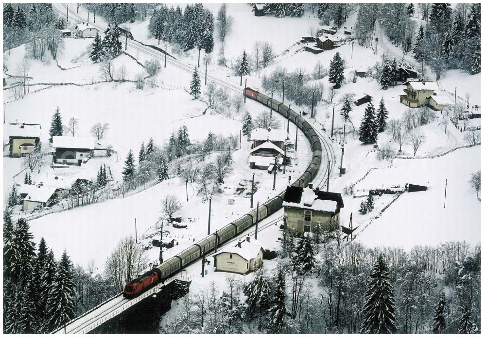  from above - LIDL - Logistikzug auf der Strecke Lambach - Villach in Österreich.