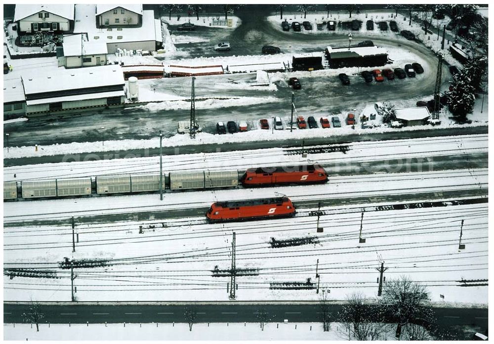  from the bird's eye view: LIDL - Logistikzug auf der Strecke Lambach - Villach in Österreich.