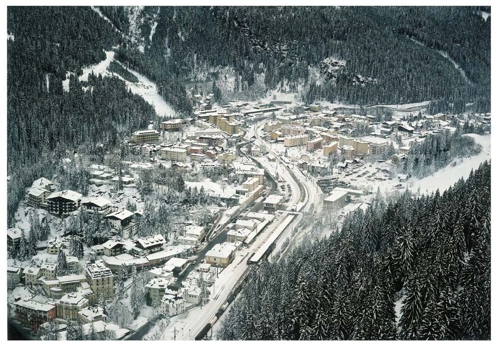  from the bird's eye view: LIDL - Logistikzug auf der Strecke Lambach - Villach in Österreich.