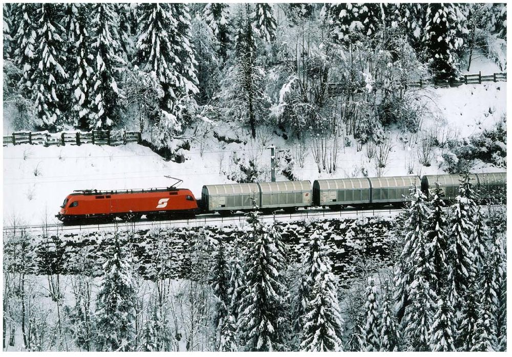 Aerial photograph - LIDL - Logistikzug auf der Strecke Lambach - Villach in Österreich.