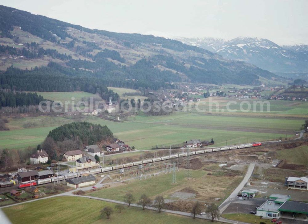  from above - LIDL - Logistikzug auf der Strecke Lambach - Villach in Österreich.