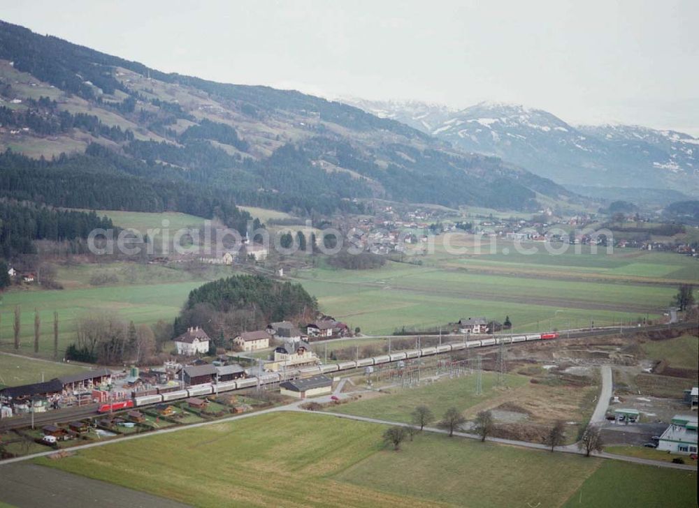  from the bird's eye view: LIDL - Logistikzug auf der Strecke Lambach - Villach in Österreich.