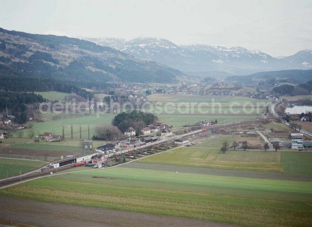 Aerial photograph - LIDL - Logistikzug auf der Strecke Lambach - Villach in Österreich.