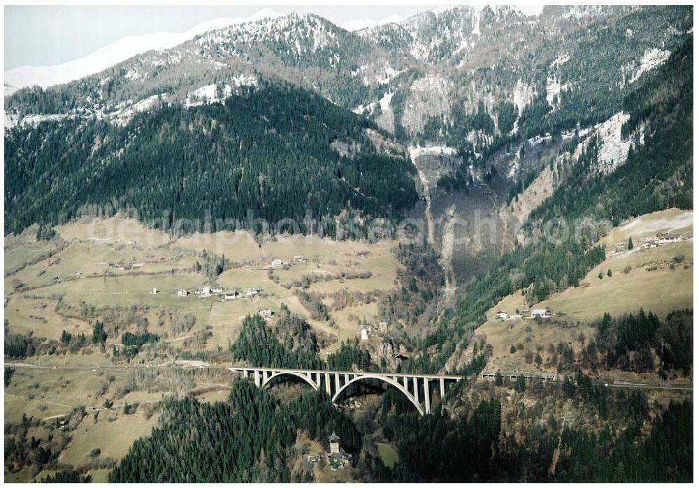  from above - LIDL - Logistikzug auf der Strecke Lambach - Villach in Österreich.