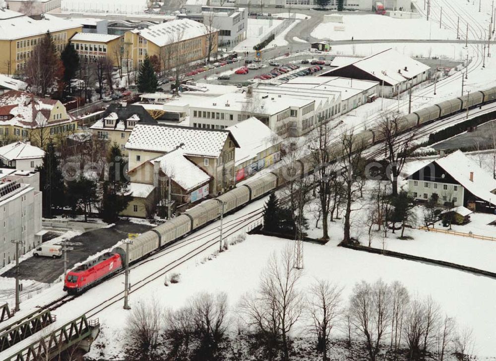  from the bird's eye view: LIDL - Logistikzug auf der Strecke Lambach - Villach in Österreich.