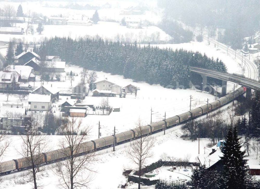  from the bird's eye view: LIDL - Logistikzug auf der Strecke Lambach - Villach in Österreich.