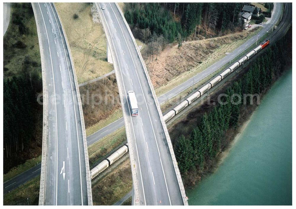  from the bird's eye view: LIDL - Logistikzug auf der Strecke Lambach - Villach in Österreich.