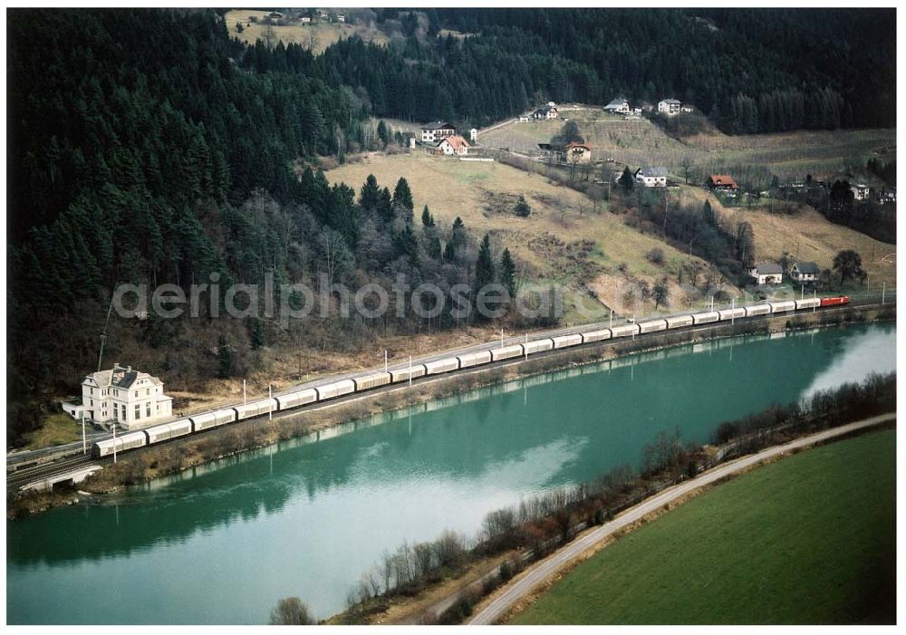  from above - LIDL - Logistikzug auf der Strecke Lambach - Villach in Österreich.