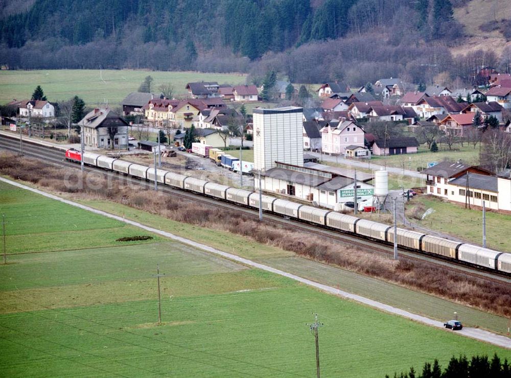 Österreich from above - LIDL - Logistikzug auf der Strecke Lambach - Villach in Österreich.