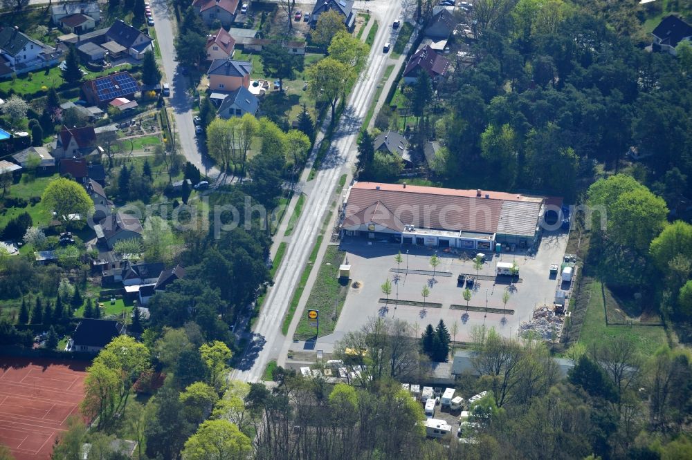 Falkensee from the bird's eye view: LIDL Supermarket at the Falkenhagener street in Falkensee in Brandenburg