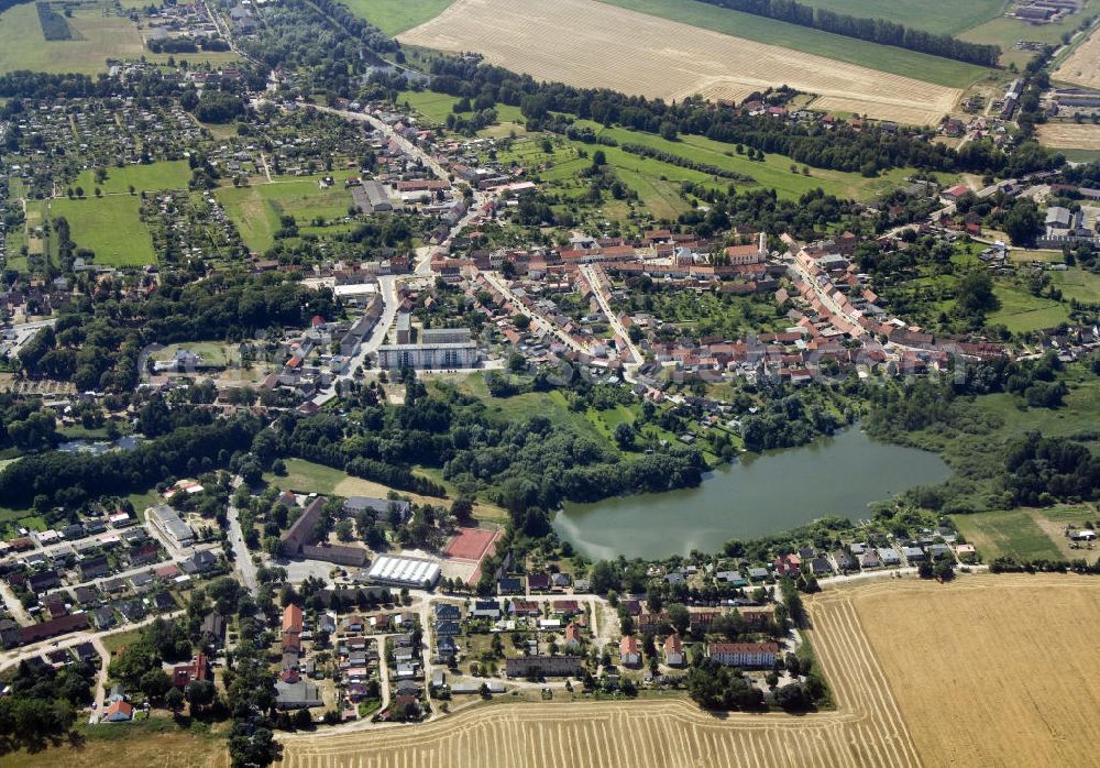 Aerial photograph Liebenwalde - Sicht auf den Ostkern mit quadratischer Siedlungsstruktur und der Schinkel-Kirche. Diese wurde 1833, im klassizistischen Stil, erbaut. View to the square centre structure of Liebenwalde and the Schinkel-Church. It was built in a classical look in 1833.