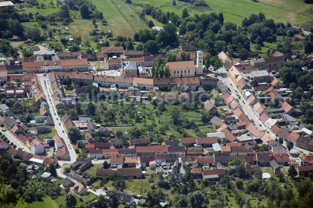 Liebenwalde from above - Sicht auf den Ostkern mit quadratischer Siedlungsstruktur un der Schinkel-Kirche. Diese wurde 1833, im klassizistischen Stil, erbaut. View to the square centre structure of Liebenwalde and the Schinkel-Church. It was built in a classical look in 1833.