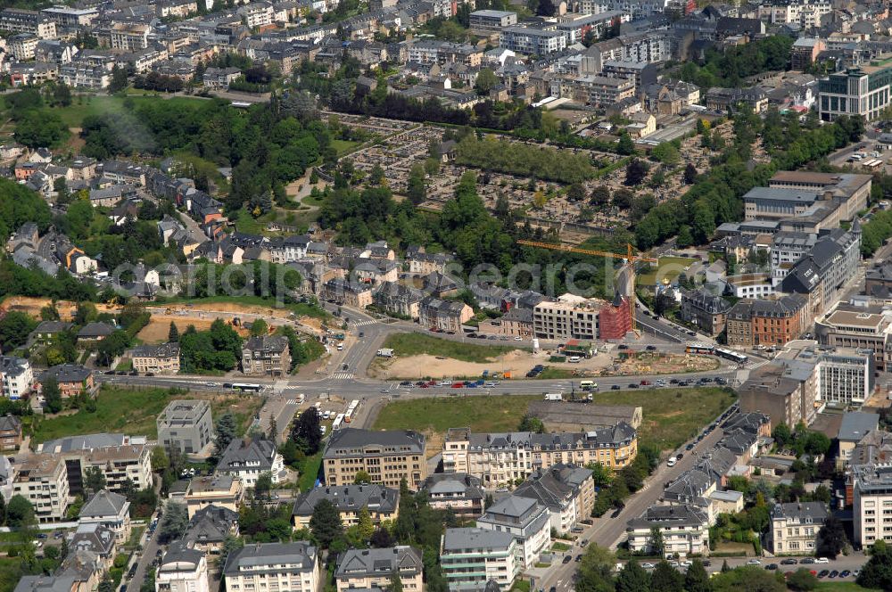 Aerial photograph Luxemburg - Blick auf den Cimetiere de Notre Dame, den Liebfrauenfriedhof, einen Friedhof im Stadtteil Limpertsberg.