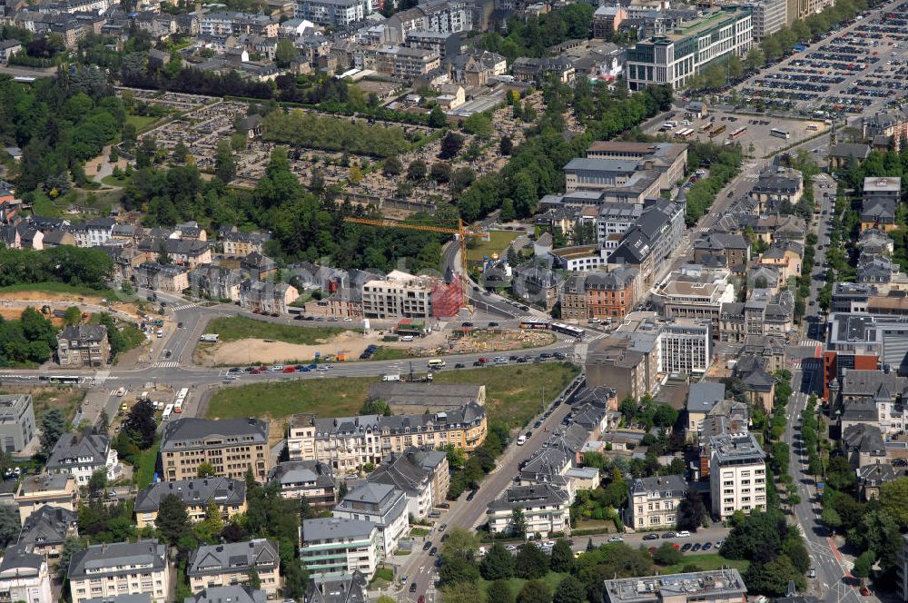 Luxemburg from above - Blick auf den Cimetiere de Notre Dame, den Liebfrauenfriedhof, einen Friedhof im Stadtteil Limpertsberg.