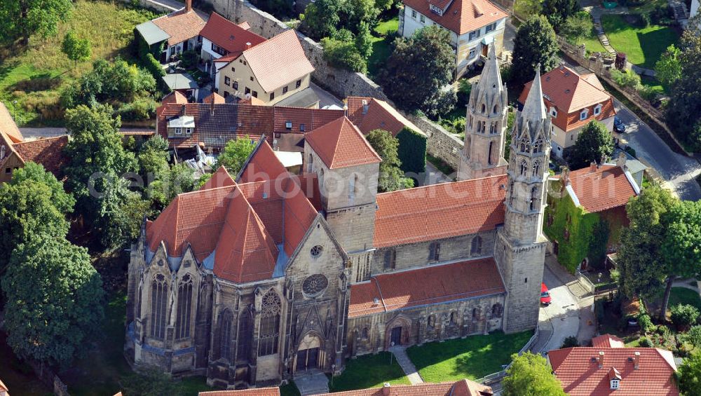 Arnstadt from above - Die evangelische Pfarrkirche Liebfrauenkirche wurde im Wesentlichen im 12. und 13. Jahrhundert errichtet und gilt als einer der wichtigsten Kirchenbauten der Übergangsphase von der Romantik zur Gotik in Thüringen. Die letzten Sanierungsarbeiten fanden 2004 statt, unterstützt durch das Kuratorium zur Erhaltung der Liebfrauenkirche. Evangelical parish church Liebfrauenkirche was essentially raised in 12th and 13th century and is regarded as one of the most important churches of transition period between Romantic and Gothic style in Thuringia. Last restoration works took place in 2004, provided by Kuratorium zur Erhaltung der Liebfrauenkirche.