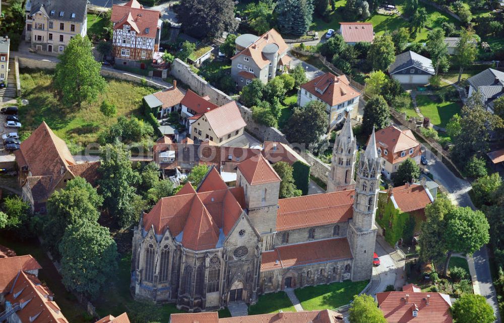 Arnstadt from the bird's eye view: Die evangelische Pfarrkirche Liebfrauenkirche wurde im Wesentlichen im 12. und 13. Jahrhundert errichtet und gilt als einer der wichtigsten Kirchenbauten der Übergangsphase von der Romantik zur Gotik in Thüringen. Die letzten Sanierungsarbeiten fanden 2004 statt, unterstützt durch das Kuratorium zur Erhaltung der Liebfrauenkirche. Evangelical parish church Liebfrauenkirche was essentially raised in 12th and 13th century and is regarded as one of the most important churches of transition period between Romantic and Gothic style in Thuringia. Last restoration works took place in 2004, provided by Kuratorium zur Erhaltung der Liebfrauenkirche.