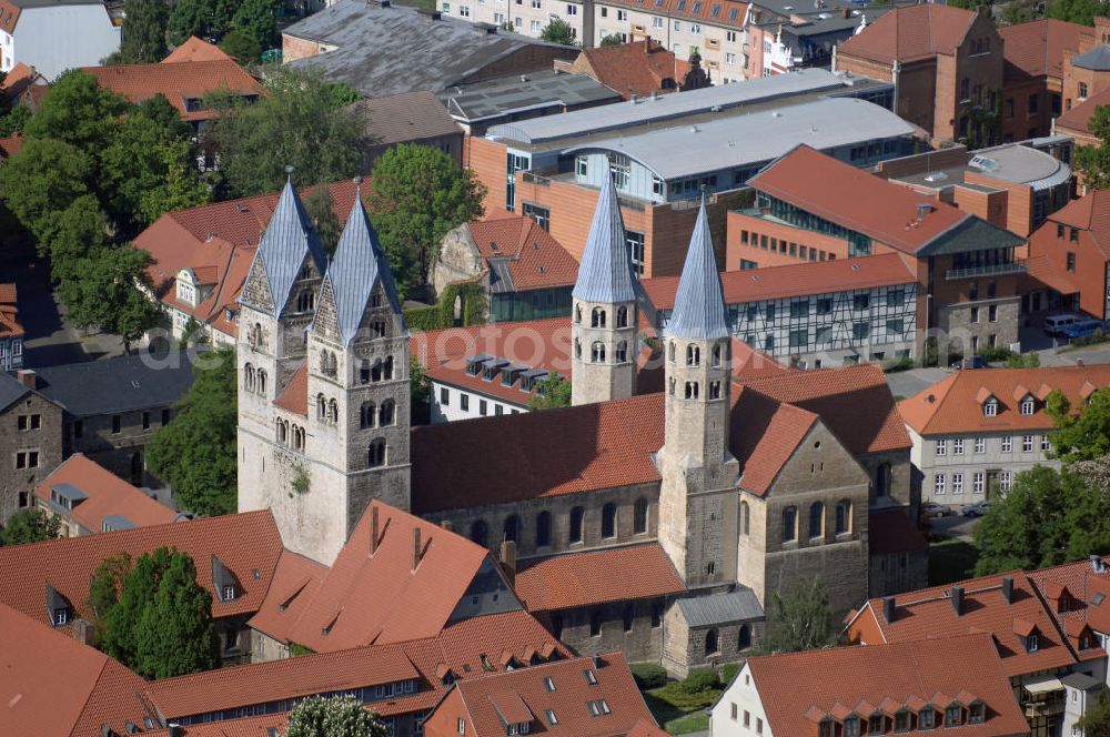 Aerial image Halberstadt - Blick auf die Liebfrauenkirche zu Halberstadt in Sachsen - Anhalt. Die Liebfrauenkirche ist 1005 erbaut worden und ist heute die einzig erhaltene viertürmige Basilika aus der Romanik in Mitteldeutschland. Die Kirche birgt viele Schätze in ihrem Inneren. Einer davon ist das monumentale Triumphkreuz, welches aus dem Jahr 1230 stammt. Kontakt: Evang.-ref. Kirchengemeinde zu Liebfrauen, Domplatz 46, 38820 Halberstadt, Tel. +49(0)3941 24210, Fax +49(0)3941 570403, Email: reformiert-hbs@t-online.de; Kontakt Information: Halberstadt Information, Hinter dem Rathause 6, 38820 Halberstadt, Tel. +49(0)3941 551815