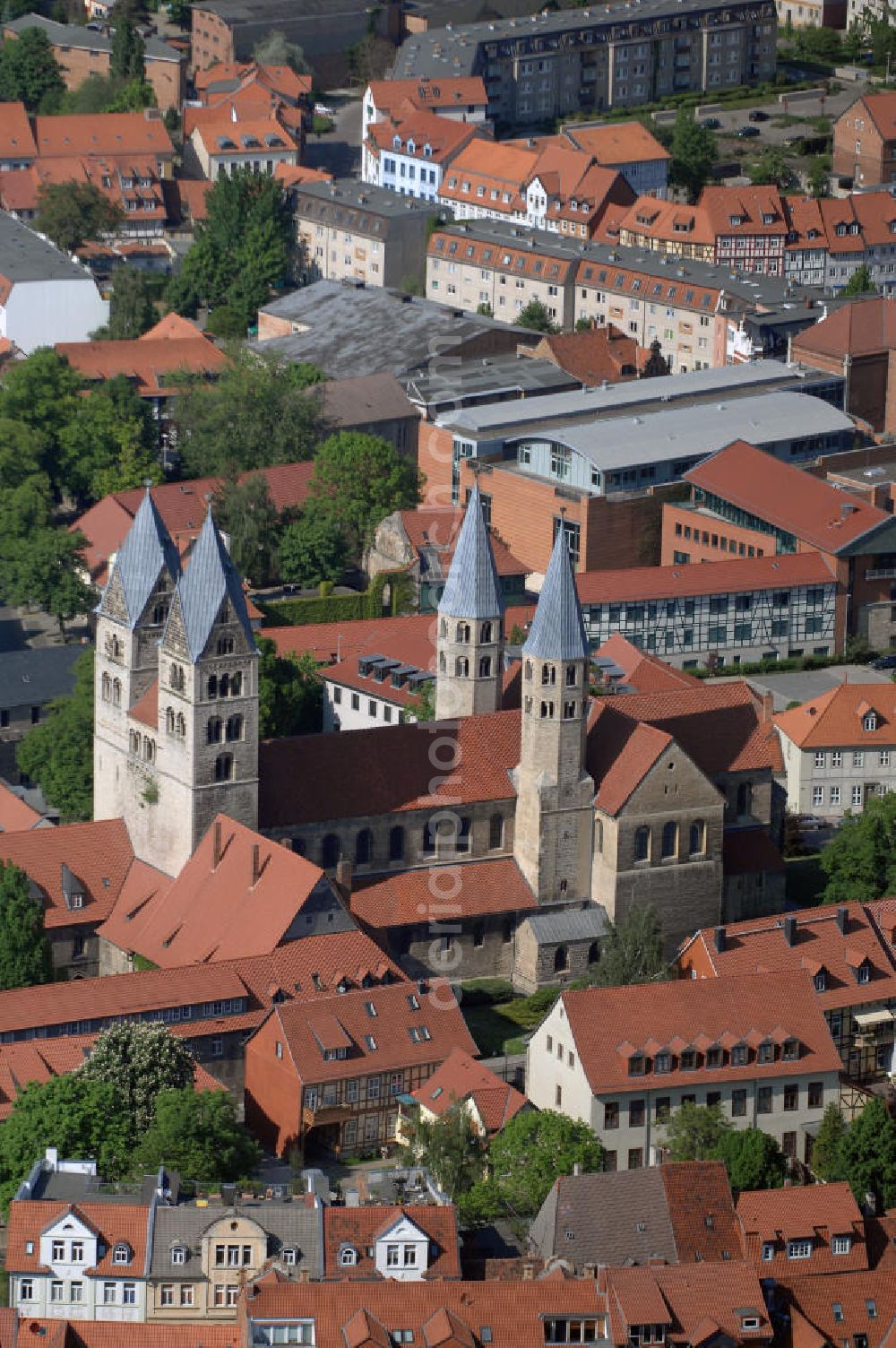 Halberstadt from above - Blick auf die Liebfrauenkirche zu Halberstadt in Sachsen - Anhalt. Die Liebfrauenkirche ist 1005 erbaut worden und ist heute die einzig erhaltene viertürmige Basilika aus der Romanik in Mitteldeutschland. Die Kirche birgt viele Schätze in ihrem Inneren. Einer davon ist das monumentale Triumphkreuz, welches aus dem Jahr 1230 stammt. Kontakt: Evang.-ref. Kirchengemeinde zu Liebfrauen, Domplatz 46, 38820 Halberstadt, Tel. +49(0)3941 24210, Fax +49(0)3941 570403, Email: reformiert-hbs@t-online.de; Kontakt Information: Halberstadt Information, Hinter dem Rathause 6, 38820 Halberstadt, Tel. +49(0)3941 551815