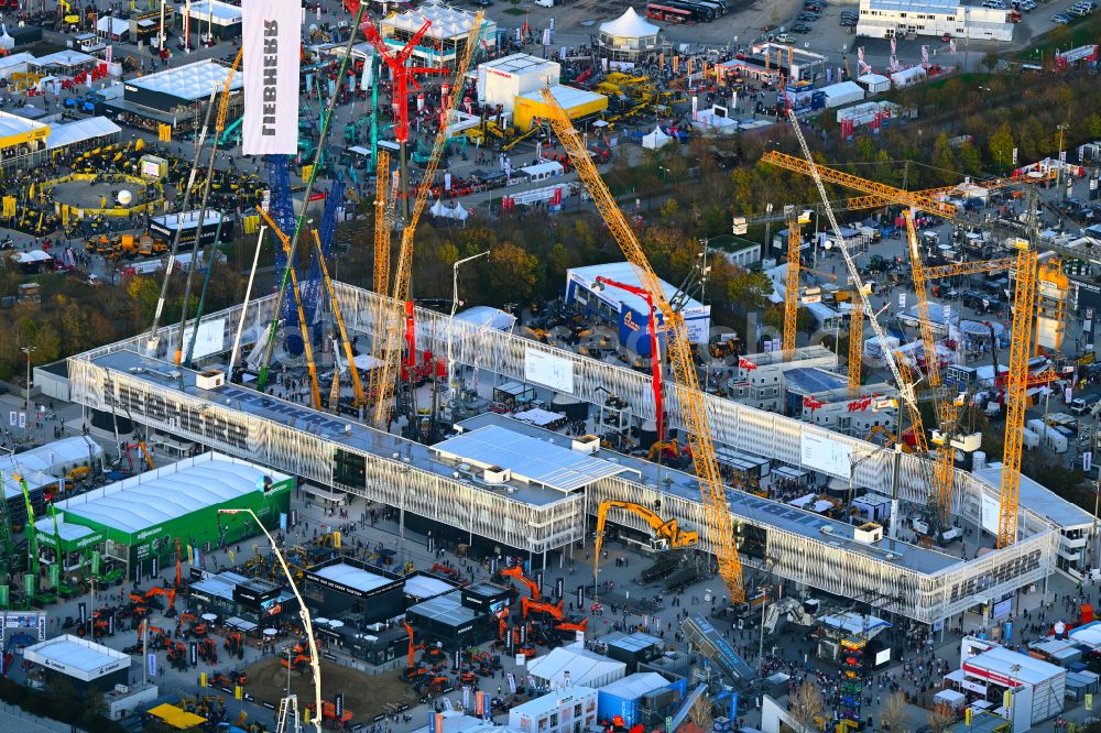 München from the bird's eye view: Exhibition grounds and pavilion of the Liebherr - exhibition stand at the world's leading trade fair bauma on the street Am Messefreigelaende in the district Trudering-Riem in Munich in the state Bavaria, Germany