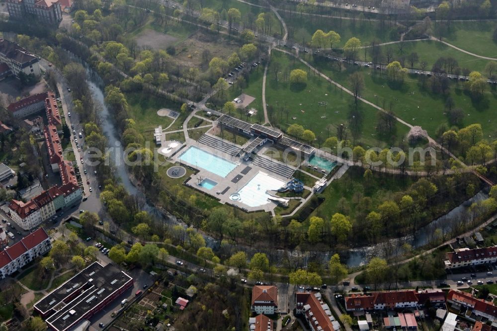 Erfurt from the bird's eye view: Lying meadows on the basin of the Nordbad in the North Park of Erfurt in Thuringia