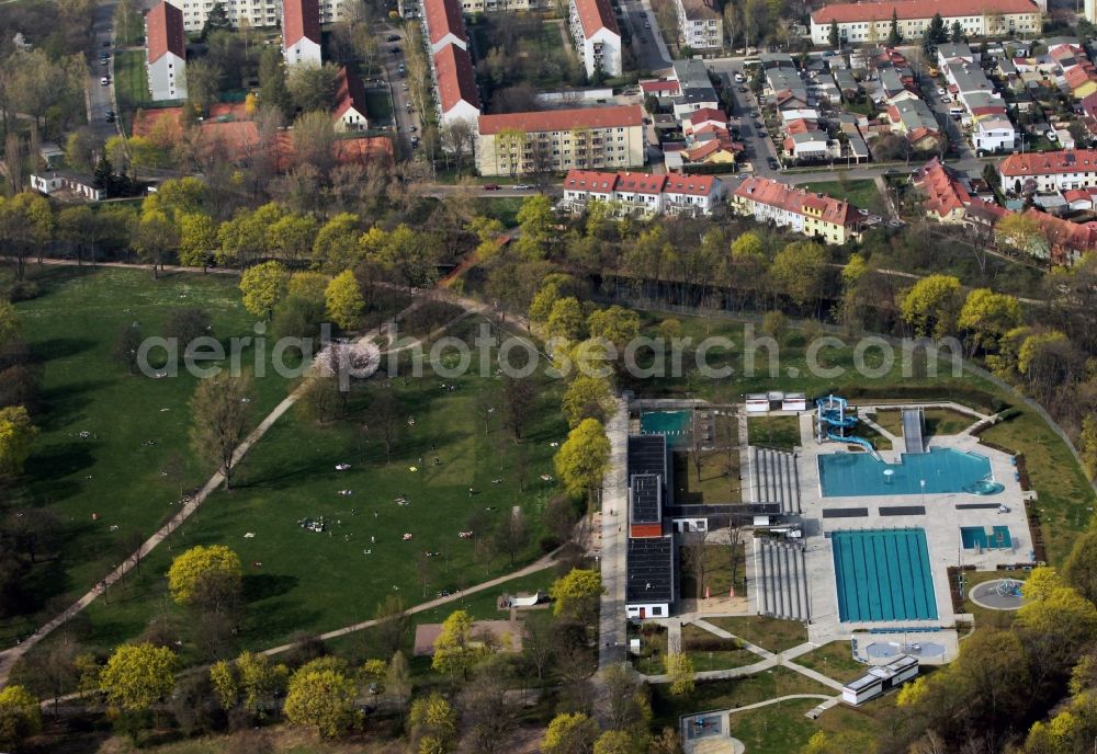 Aerial image Erfurt - Lying meadows on the basin of the Nordbad in the North Park of Erfurt in Thuringia