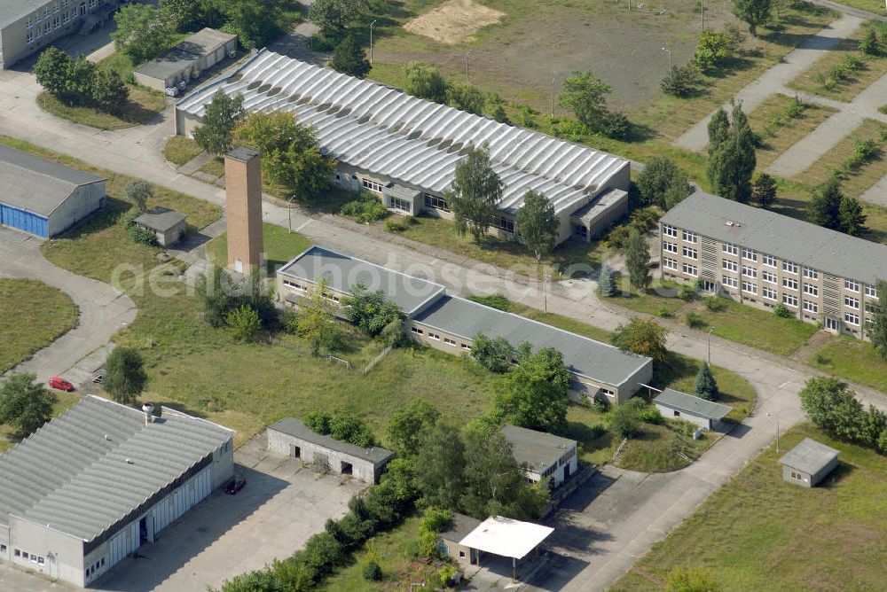 Kloster Lehnin OT Damsdorf from above - Blick auf die Liegenschaft der ehemaligen Bundeswehr- Kaserne Damsdorf an der Göhlsdorfer Straße in 14797 Kloster Lehnin. Die ursprüngliche NVA - Kaserne soll von der Bundesanstalt für Immobilienaufgaben in ein Gewerbegebiet umgewandelt werden. View of the property of the former army barracks Damsdorf.