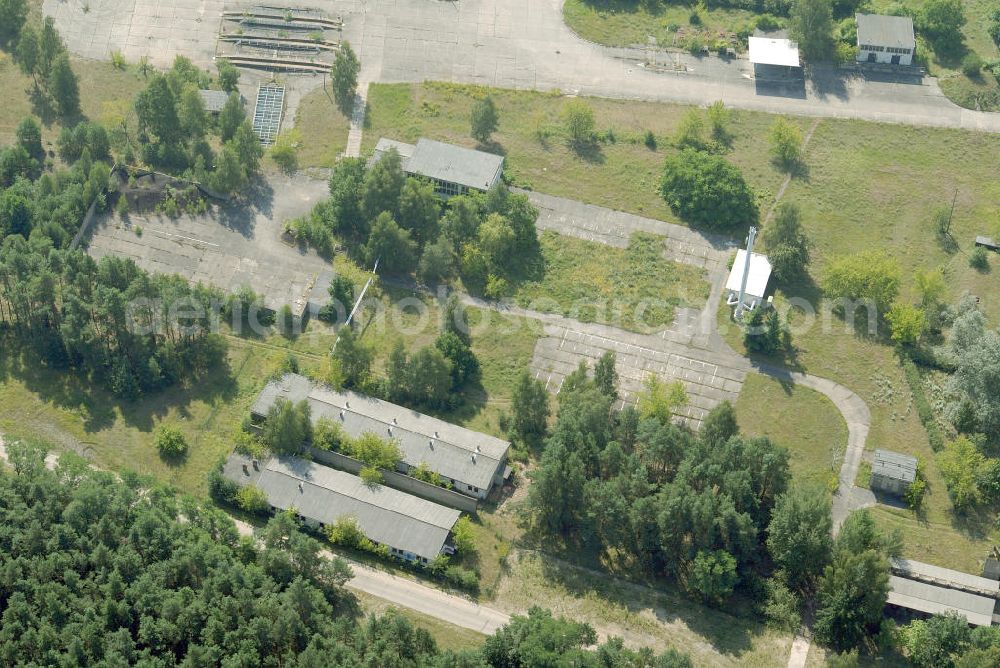 Aerial photograph Kloster Lehnin OT Damsdorf - Blick auf die Liegenschaft der ehemaligen Bundeswehr- Kaserne Damsdorf an der Göhlsdorfer Straße in 14797 Kloster Lehnin. Die ursprüngliche NVA - Kaserne soll von der Bundesanstalt für Immobilienaufgaben in ein Gewerbegebiet umgewandelt werden. View of the property of the former army barracks Damsdorf.