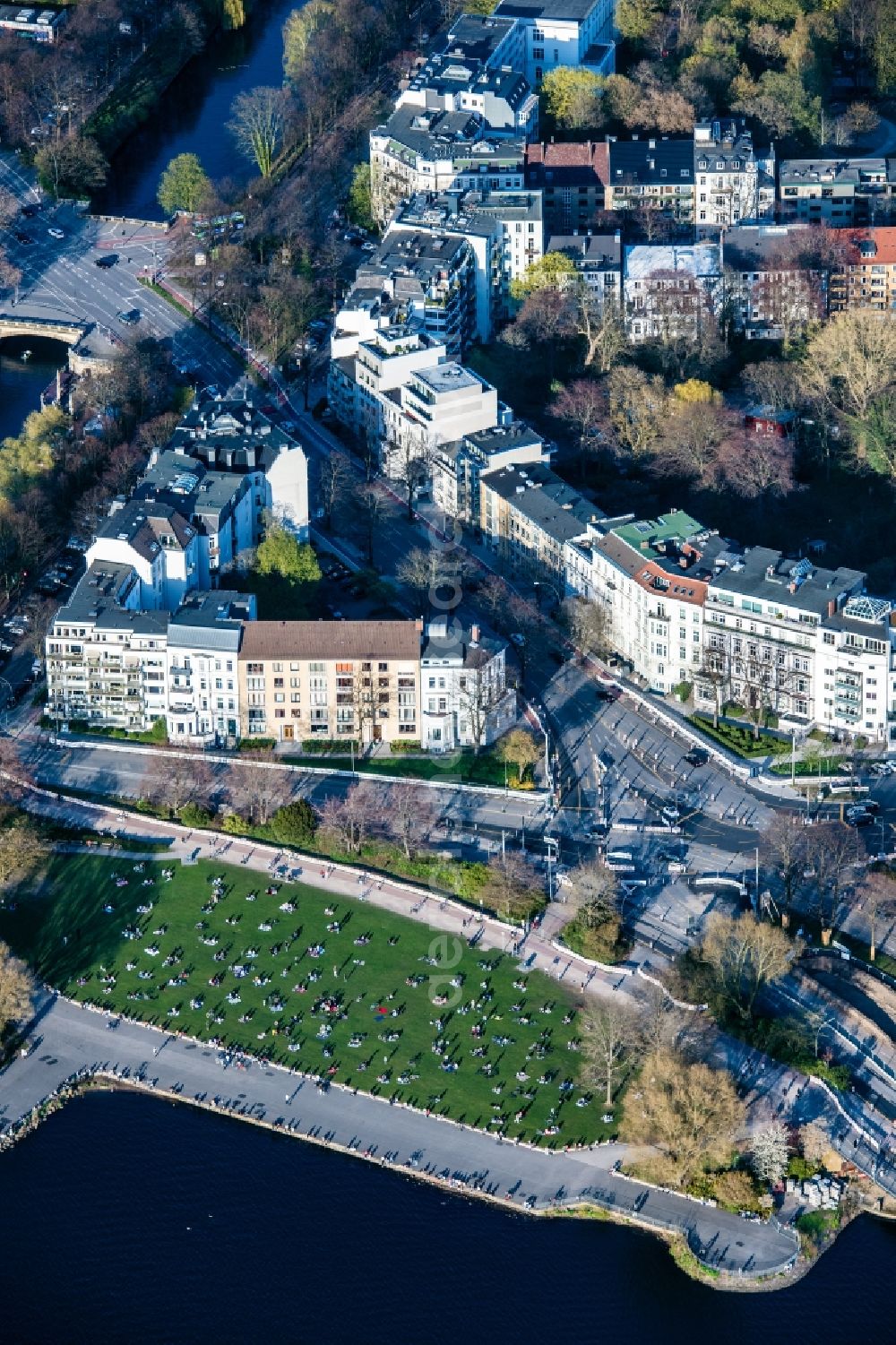 Aerial image Hamburg - Sunbathing lawn Schwanenwiek on the Outer Alster in the Hohenfelde district in Hamburg, Germany