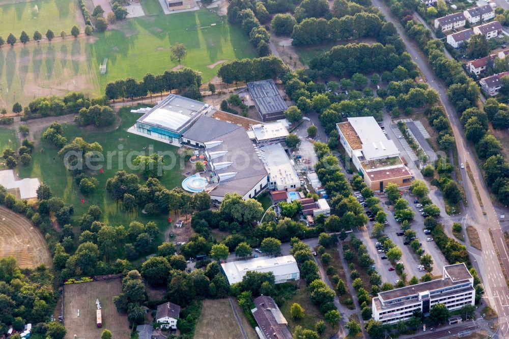 Aerial image Karlsruhe - Spa and swimming pools at the swimming pool of the leisure facility Faecherbad Karlsruhe in Karlsruhe in the state Baden-Wurttemberg, Germany