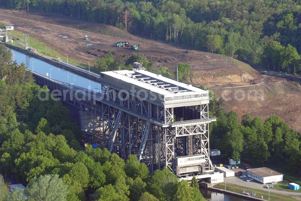 Aerial photograph Niederfinow - Die Schleusentreppe Niederfinow im Norden des Landkreises Barnim in Brandenburg bildete von 1912 (ab 1934 zusammen mit dem Schiffshebewerk Niederfinow) bis 1972 den östlichen Abschluss der Scheitelhaltung, die den größten Teil des Oder-Havel-Kanals, einem Abschnitt der Havel-Oder-Wasserstraße, ausmacht. Der westliche Abschluss ist die Lehnitzschleuse bei Oranienburg.