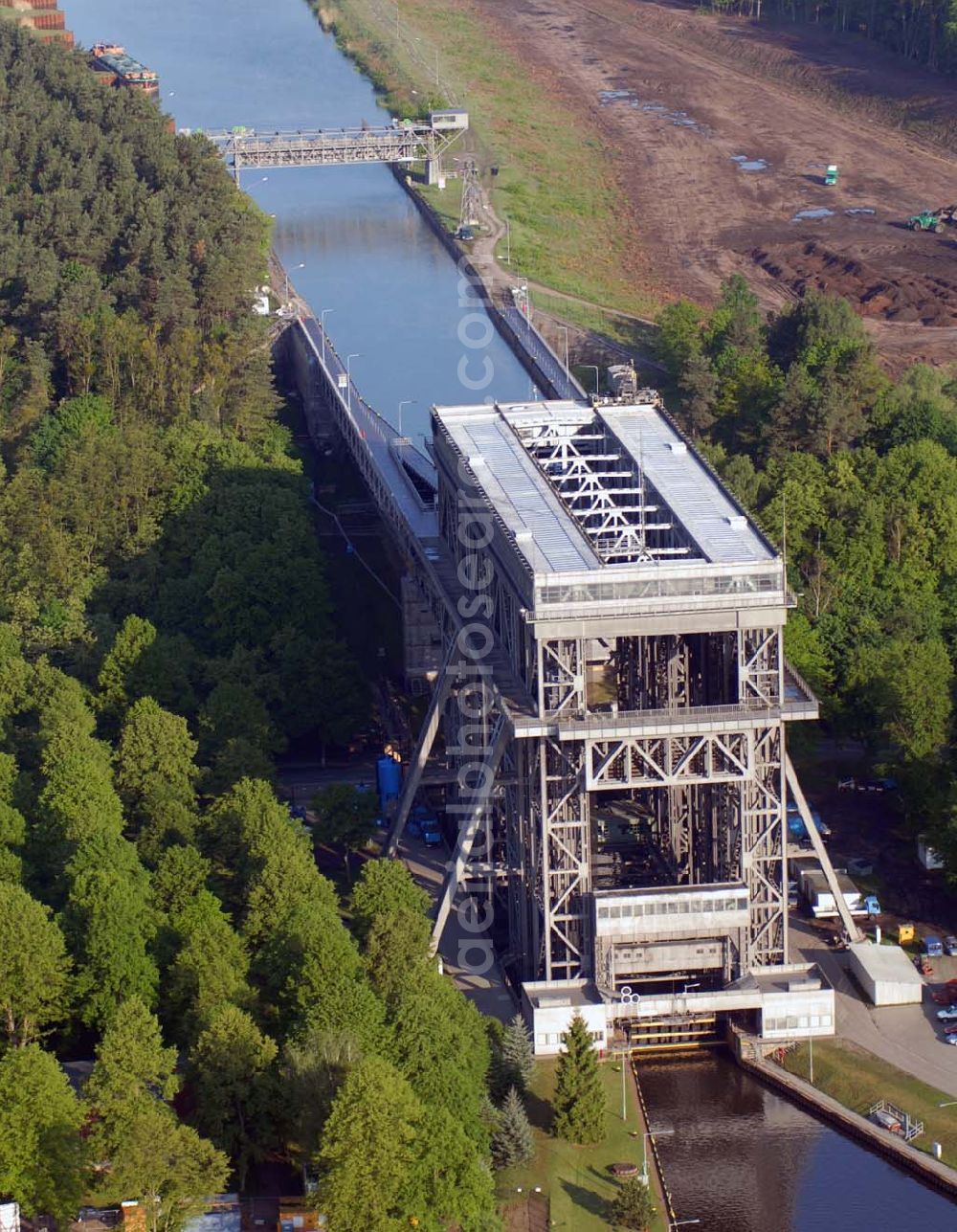 Niederfinow from above - Die Schleusentreppe Niederfinow im Norden des Landkreises Barnim in Brandenburg bildete von 1912 (ab 1934 zusammen mit dem Schiffshebewerk Niederfinow) bis 1972 den östlichen Abschluss der Scheitelhaltung, die den größten Teil des Oder-Havel-Kanals, einem Abschnitt der Havel-Oder-Wasserstraße, ausmacht. Der westliche Abschluss ist die Lehnitzschleuse bei Oranienburg.