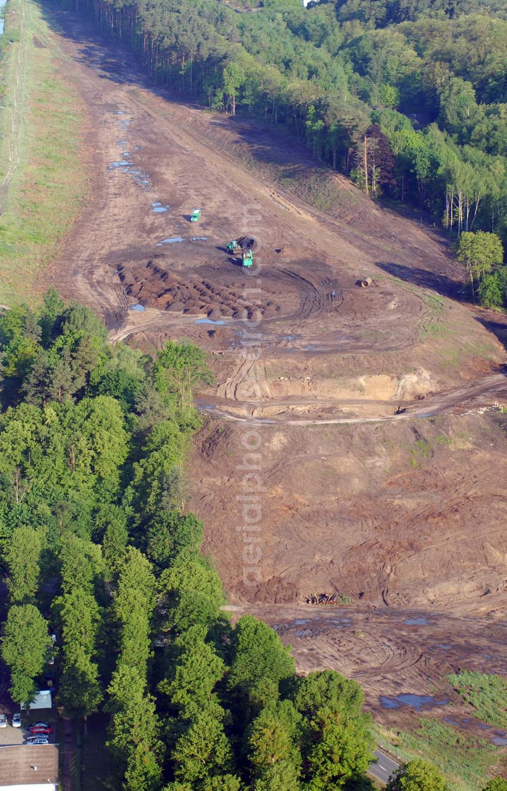 Niederfinow from above - Die Schleusentreppe Niederfinow im Norden des Landkreises Barnim in Brandenburg bildete von 1912 (ab 1934 zusammen mit dem Schiffshebewerk Niederfinow) bis 1972 den östlichen Abschluss der Scheitelhaltung, die den größten Teil des Oder-Havel-Kanals, einem Abschnitt der Havel-Oder-Wasserstraße, ausmacht. Der westliche Abschluss ist die Lehnitzschleuse bei Oranienburg.