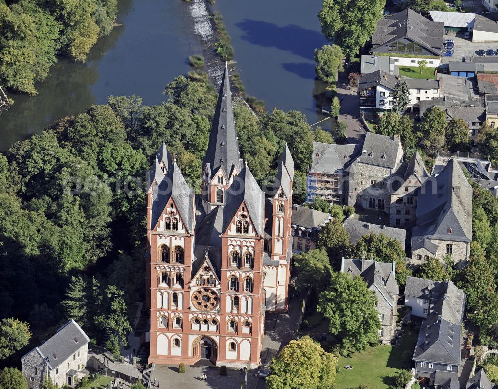 Aerial image Limburg an der Lahn - Blick auf den Limburger Dom. Der Limburger Dom, auch Georgsdom genannt, thront oberhalb der Altstadt von Limburg neben der Burg Limburg. Der Bau gilt heute als eine der vollendetsten Schöpfungen spätromanischer Baukunst. Der Baubeginn war zwischen 1175 und 1200. View of the Limburg Cathedral. The building is regarded today as one of the most perfect creations of late Romanesque architecture. Construction began between 1175 and 1200.