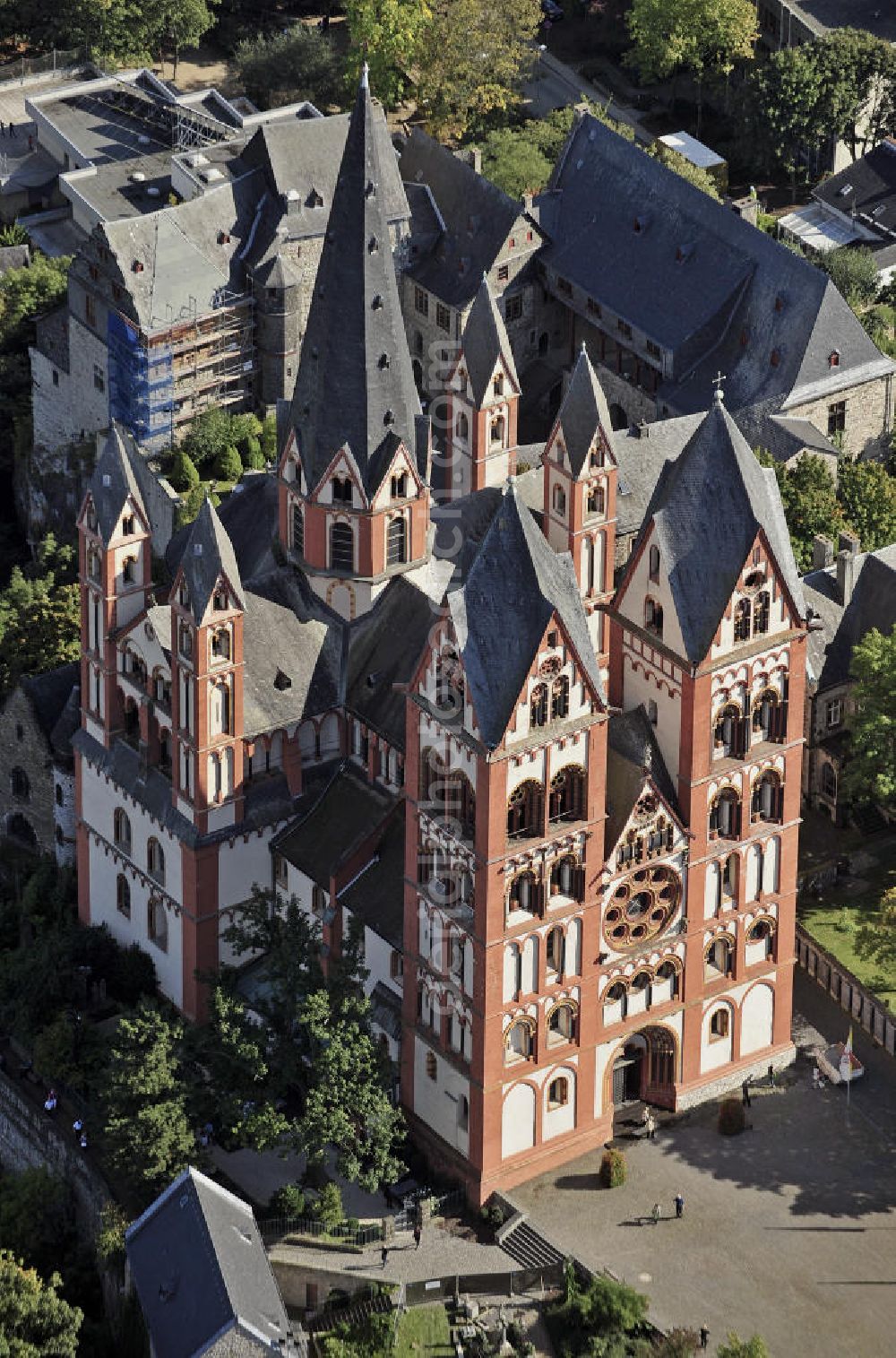 Aerial photograph Limburg an der Lahn - Blick auf den Limburger Dom. Der Limburger Dom, auch Georgsdom genannt, thront oberhalb der Altstadt von Limburg neben der Burg Limburg. Der Bau gilt heute als eine der vollendetsten Schöpfungen spätromanischer Baukunst. Der Baubeginn war zwischen 1175 und 1200. View of the Limburg Cathedral. The building is regarded today as one of the most perfect creations of late Romanesque architecture. Construction began between 1175 and 1200.