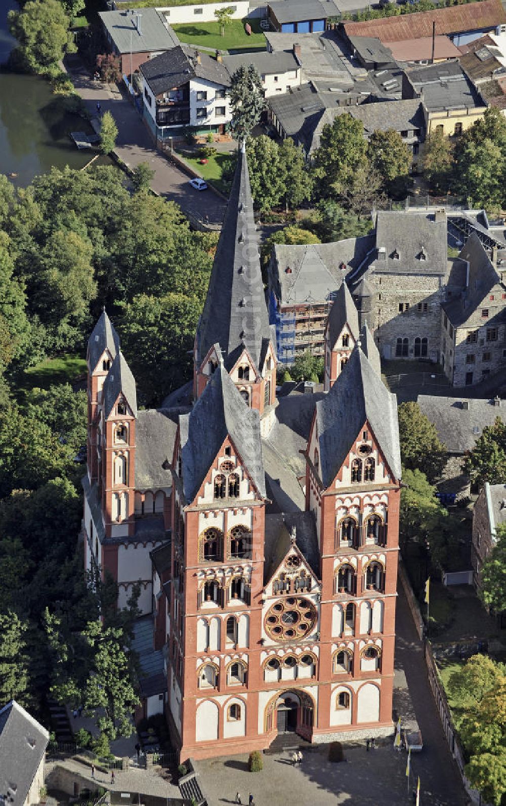 Limburg an der Lahn from above - Blick auf den Limburger Dom. Der Limburger Dom, auch Georgsdom genannt, thront oberhalb der Altstadt von Limburg neben der Burg Limburg. Der Bau gilt heute als eine der vollendetsten Schöpfungen spätromanischer Baukunst. Der Baubeginn war zwischen 1175 und 1200. View of the Limburg Cathedral. The building is regarded today as one of the most perfect creations of late Romanesque architecture. Construction began between 1175 and 1200.