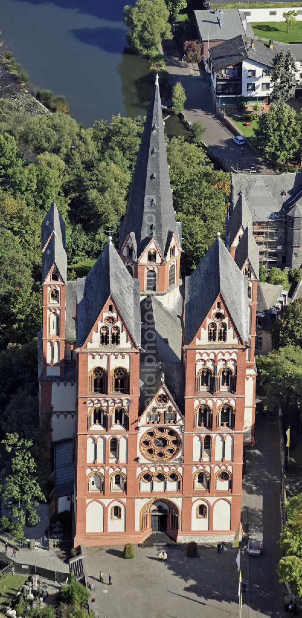 Limburg an der Lahn from the bird's eye view: Blick auf den Limburger Dom. Der Limburger Dom, auch Georgsdom genannt, thront oberhalb der Altstadt von Limburg neben der Burg Limburg. Der Bau gilt heute als eine der vollendetsten Schöpfungen spätromanischer Baukunst. Der Baubeginn war zwischen 1175 und 1200. View of the Limburg Cathedral. The building is regarded today as one of the most perfect creations of late Romanesque architecture. Construction began between 1175 and 1200.