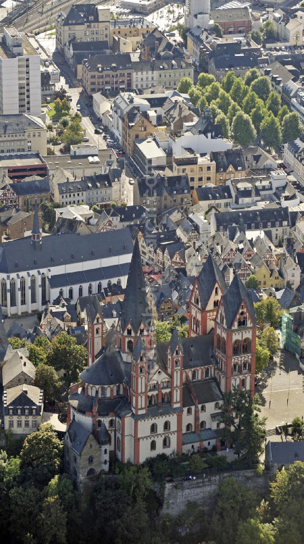 Aerial image Limburg an der Lahn - Blick auf den Limburger Dom. Der Limburger Dom, auch Georgsdom genannt, thront oberhalb der Altstadt von Limburg neben der Burg Limburg. Der Bau gilt heute als eine der vollendetsten Schöpfungen spätromanischer Baukunst. Der Baubeginn war zwischen 1175 und 1200. View of the Limburg Cathedral. The building is regarded today as one of the most perfect creations of late Romanesque architecture. Construction began between 1175 and 1200.