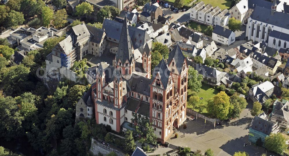 Limburg an der Lahn from above - Blick auf den Limburger Dom. Der Limburger Dom, auch Georgsdom genannt, thront oberhalb der Altstadt von Limburg neben der Burg Limburg. Der Bau gilt heute als eine der vollendetsten Schöpfungen spätromanischer Baukunst. Der Baubeginn war zwischen 1175 und 1200. View of the Limburg Cathedral. The building is regarded today as one of the most perfect creations of late Romanesque architecture. Construction began between 1175 and 1200.