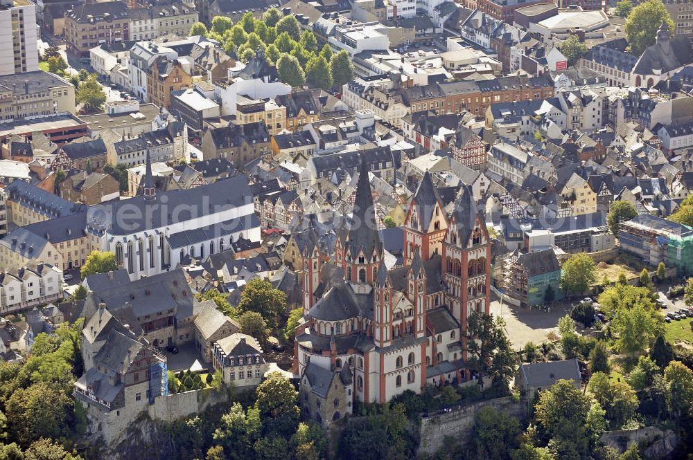 Limburg an der Lahn from the bird's eye view: Blick auf den Limburger Dom. Der Limburger Dom, auch Georgsdom genannt, thront oberhalb der Altstadt von Limburg neben der Burg Limburg. Der Bau gilt heute als eine der vollendetsten Schöpfungen spätromanischer Baukunst. Der Baubeginn war zwischen 1175 und 1200. View of the Limburg Cathedral. The building is regarded today as one of the most perfect creations of late Romanesque architecture. Construction began between 1175 and 1200.