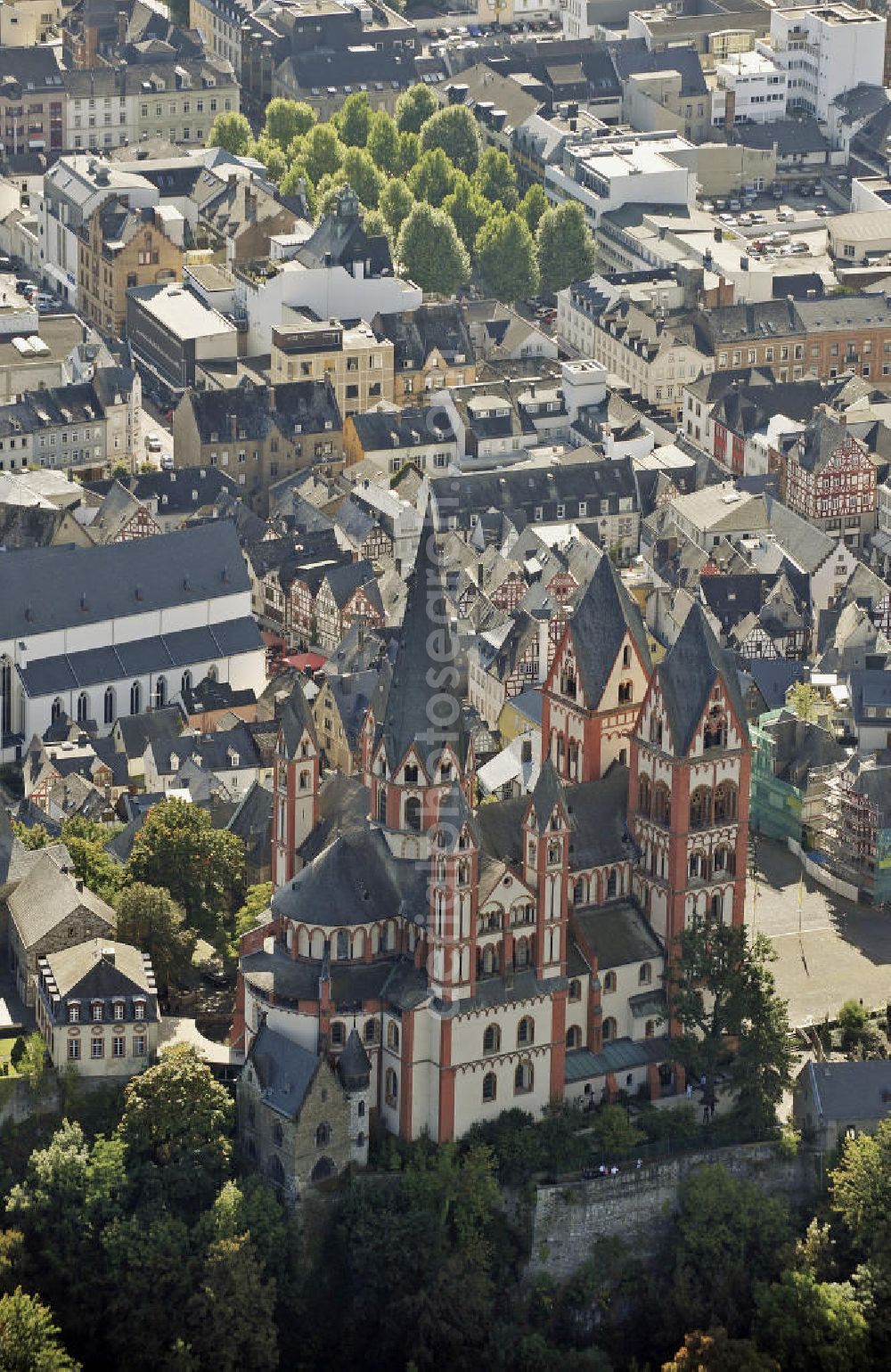 Aerial image Limburg an der Lahn - Blick auf den Limburger Dom. Der Limburger Dom, auch Georgsdom genannt, thront oberhalb der Altstadt von Limburg neben der Burg Limburg. Der Bau gilt heute als eine der vollendetsten Schöpfungen spätromanischer Baukunst. Der Baubeginn war zwischen 1175 und 1200. View of the Limburg Cathedral. The building is regarded today as one of the most perfect creations of late Romanesque architecture. Construction began between 1175 and 1200.