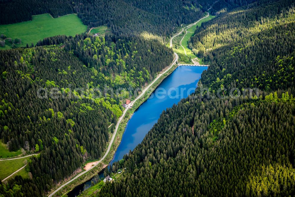 Vöhrenbach from the bird's eye view: Dam and shore areas at the lake Linach in Voehrenbach in the state Baden-Wuerttemberg, Germany